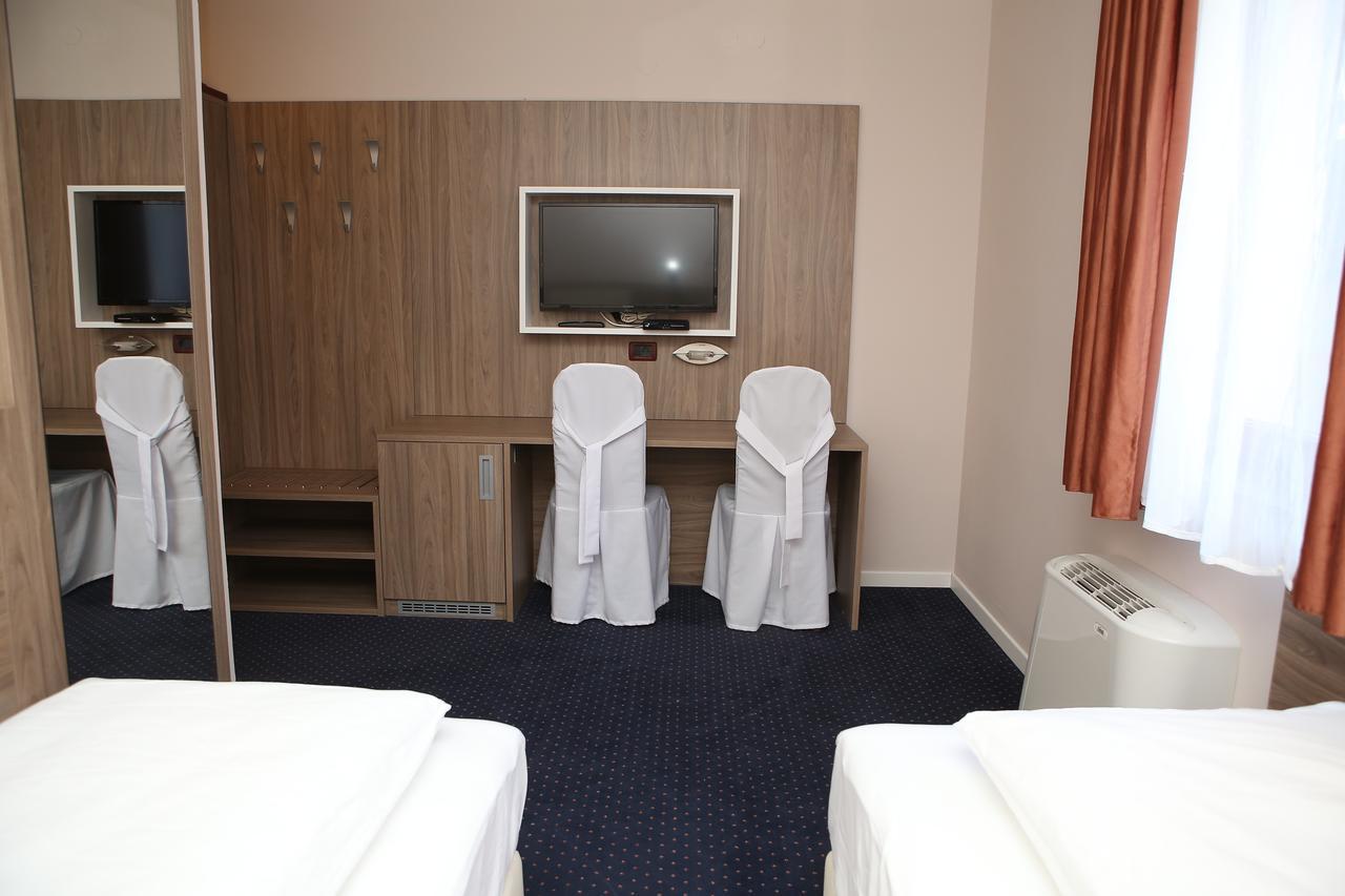 Hotel Ana กอสปิช ภายนอก รูปภาพ