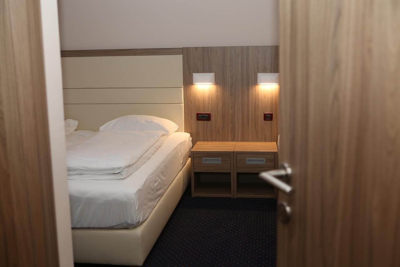Hotel Ana กอสปิช ภายนอก รูปภาพ