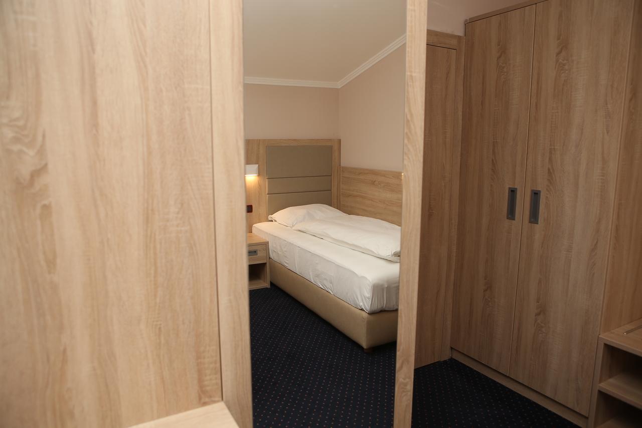 Hotel Ana กอสปิช ภายนอก รูปภาพ